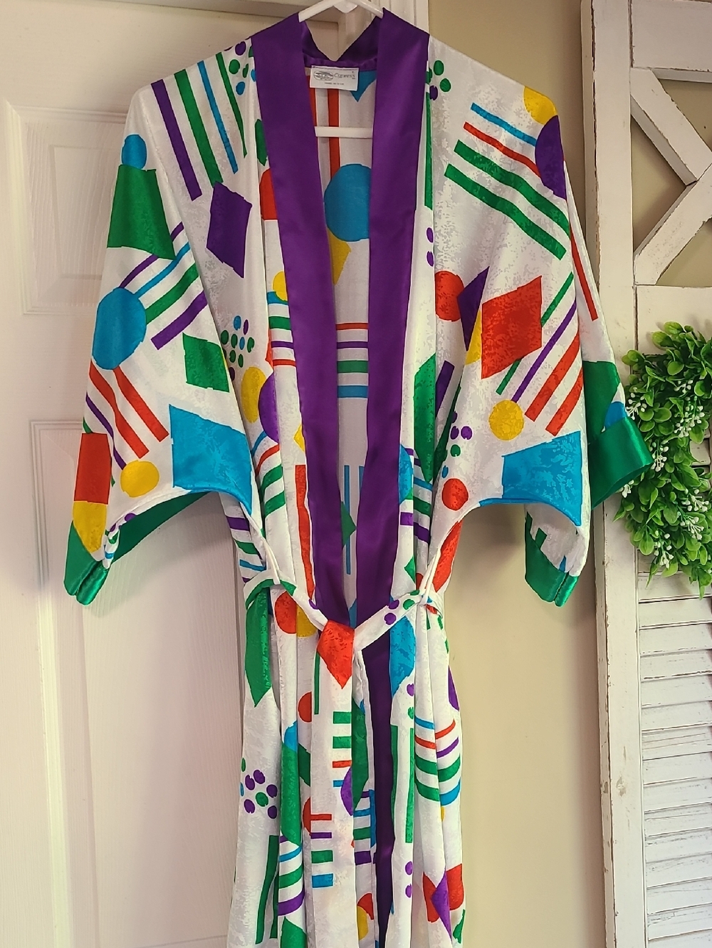 Vintage Cypress sz L, 1980s kimono robe white satin fabric vibrant geometric - Picture 3 of 5